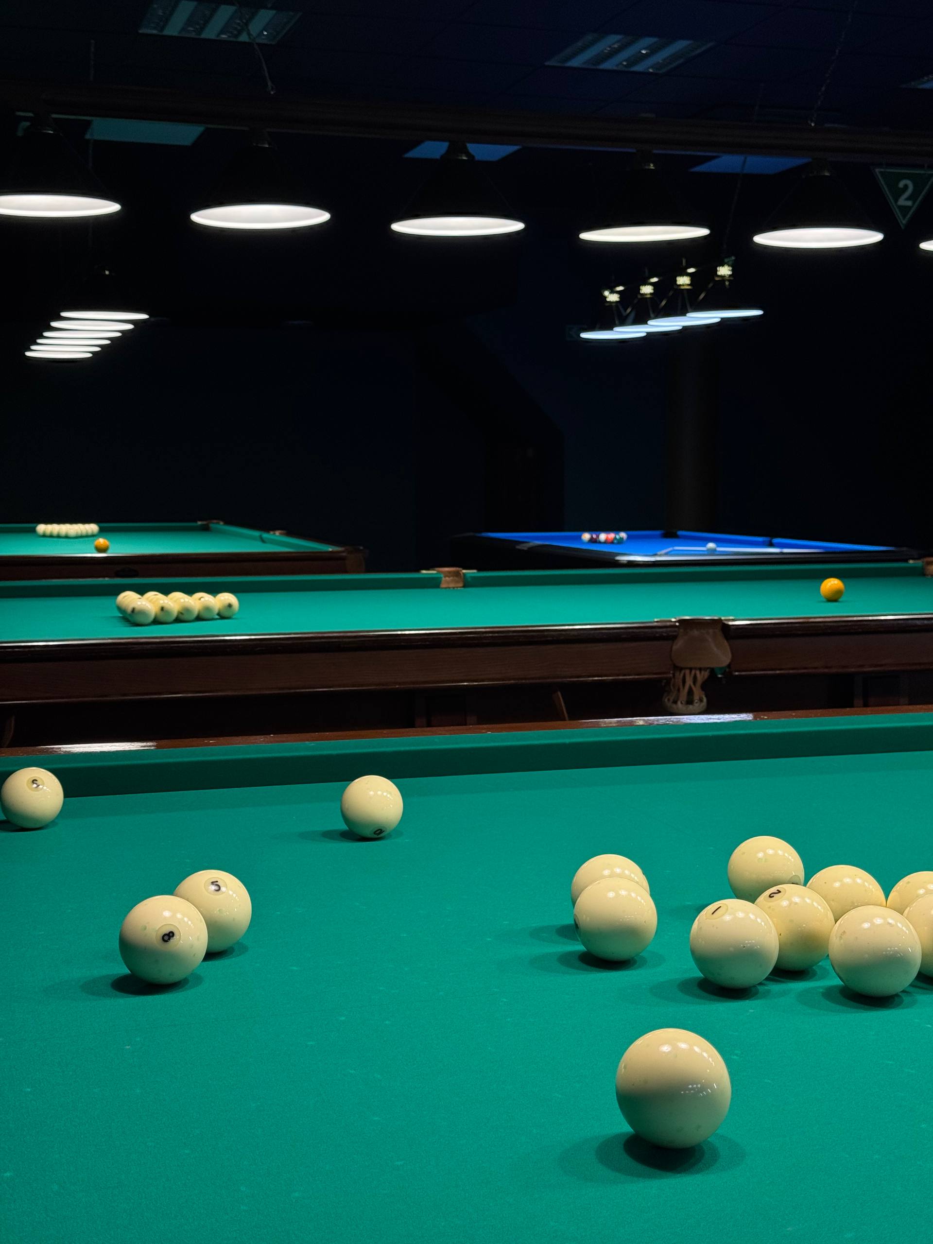 Piramida — kij i bile na stole